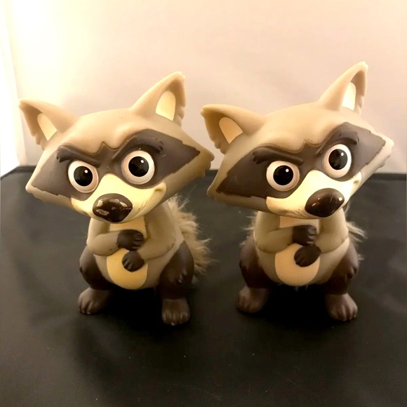 Disney Toys 2 Disney Pixar Pocahontas Meeko Raccoon Vinyl Figure